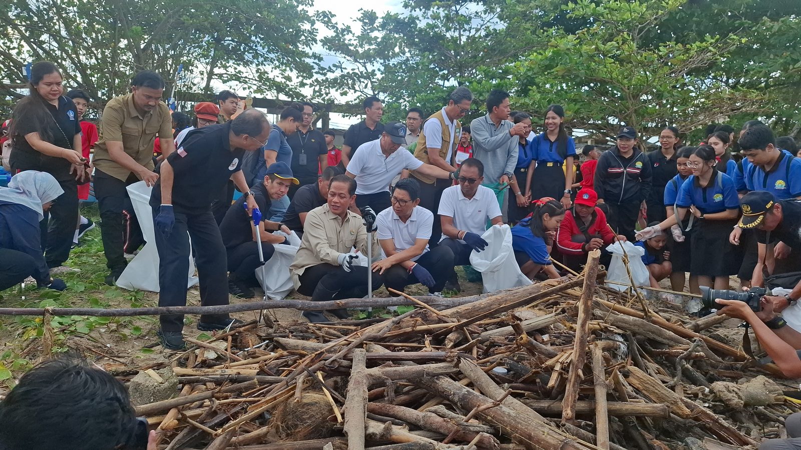 Foto/Ist. Bupati Adi Arnawa bersama Ketua TP PKK Ny. Rasniathi Adi Arnawa saat mengikuti Korve Aksi Bersih sampah di Pantai Jimbaran, Kelurahan Jimbaran, Kuta Selatan.