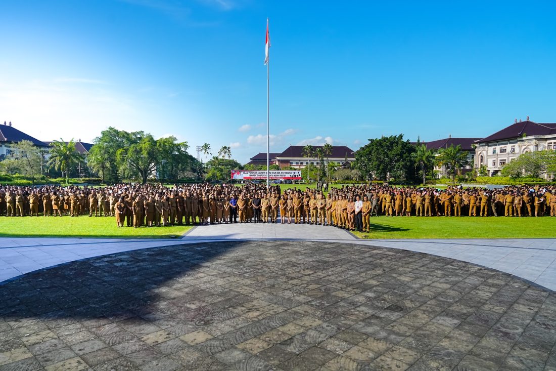Foto/Ist Bupati Adi Arnawa saat memberikan pengarahan kepada seluruh Pejabat dan Pegawai Pemkab Badung dalam upaya penguatan komitmen bersama pelaksanaan Asper dan PSBS pada Apel Bersama di Lapangan Puspem Badung.