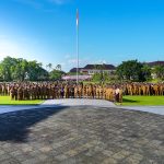 Foto/Ist Bupati Adi Arnawa saat memberikan pengarahan kepada seluruh Pejabat dan Pegawai Pemkab Badung dalam upaya penguatan komitmen bersama pelaksanaan Asper dan PSBS pada Apel Bersama di Lapangan Puspem Badung.