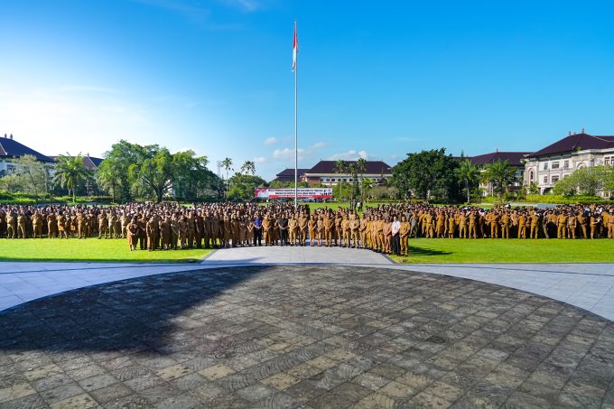 Foto/Ist Bupati Adi Arnawa saat memberikan pengarahan kepada seluruh Pejabat dan Pegawai Pemkab Badung dalam upaya penguatan komitmen bersama pelaksanaan Asper dan PSBS pada Apel Bersama di Lapangan Puspem Badung.