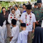 Foto Istimewa Bupati Wayan Adi Arnawa bersama Ketua TP. PKK Badung Nyonya Rasniathi Adi Arnawa saat Safari Ramadhan sekaligus Buka Puasa bersama di Mushola Al Furqon, Kelurahan Benoa, Kecamatan Kuta Selatan, Selasa (10/3).