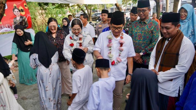 Foto Istimewa Bupati Wayan Adi Arnawa bersama Ketua TP. PKK Badung Nyonya Rasniathi Adi Arnawa saat Safari Ramadhan sekaligus Buka Puasa bersama di Mushola Al Furqon, Kelurahan Benoa, Kecamatan Kuta Selatan, Selasa (10/3).