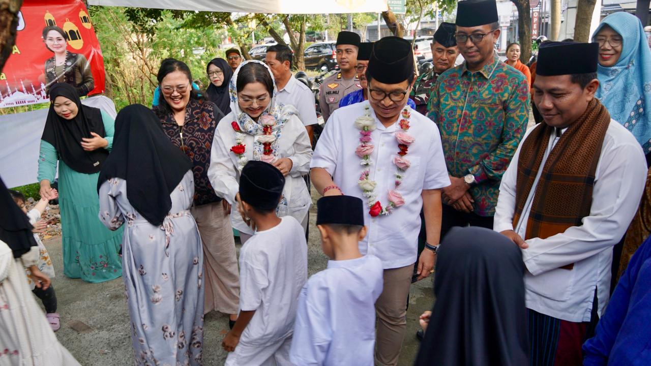 Foto Istimewa Bupati Wayan Adi Arnawa bersama Ketua TP. PKK Badung Nyonya Rasniathi Adi Arnawa saat Safari Ramadhan sekaligus Buka Puasa bersama di Mushola Al Furqon, Kelurahan Benoa, Kecamatan Kuta Selatan, Selasa (10/3).