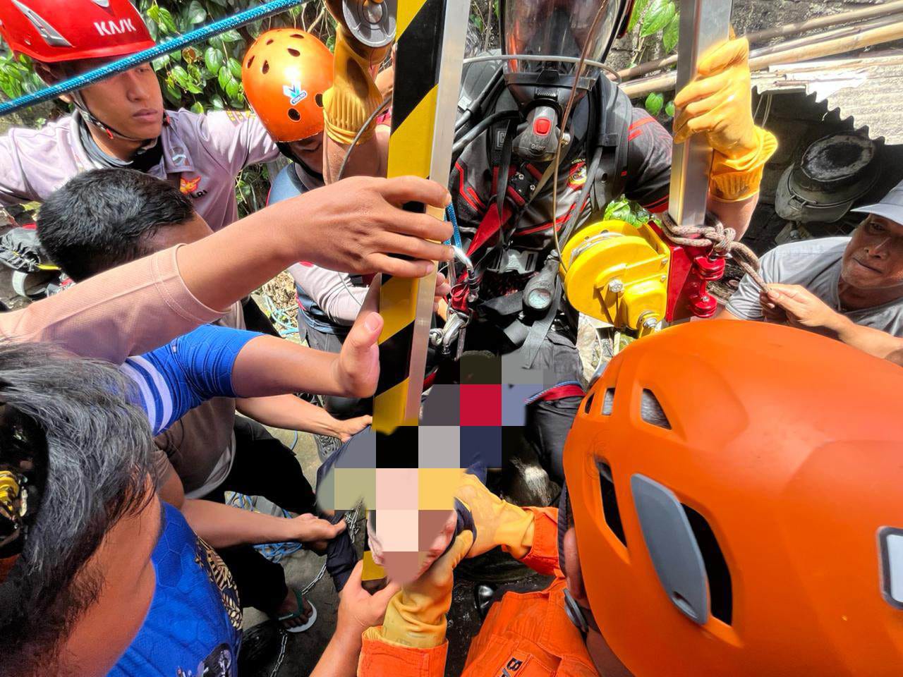 Foto: Istimewa Evakuasi: Tim SAR gabungan saat mengevakuasi korban dari dalam sumur.