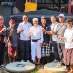 Foto2 Istimewa Semangat: Semangat warga membangun Teba Moderan diapresiasi Camat Kutsel, Ketut Gede Arta yang langsung meninjau lokasi didamping Kelian Banjar Adat Celuk, Jro Mangku Ketut Murdana dan tokoh lainnya..
