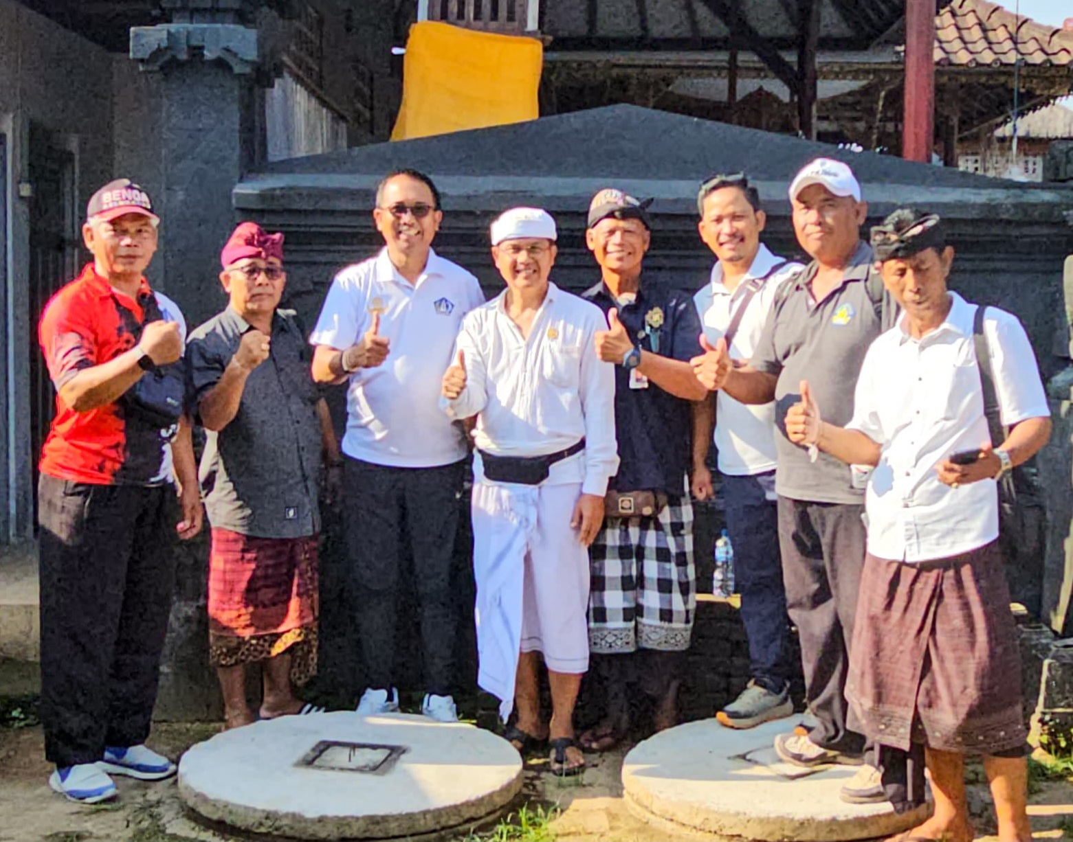 Foto2 Istimewa Semangat: Semangat warga membangun Teba Moderan diapresiasi Camat Kutsel, Ketut Gede Arta yang langsung meninjau lokasi didamping Kelian Banjar Adat Celuk, Jro Mangku Ketut Murdana dan tokoh lainnya..