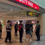 Foto Istimewa Interpol: Petugas Imigrasi Bandara Ngurah Rai saat mengamankan Buronan Interpol di Bandara.