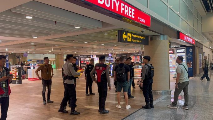 Foto Istimewa Interpol: Petugas Imigrasi Bandara Ngurah Rai saat mengamankan Buronan Interpol di Bandara.