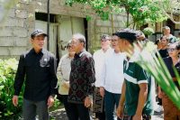 Foto/Ist. Bupati Adi Arnawa bersama Gubernur Wayan Koster saat mendampingi kunjungan kerja Menteri Lingkungan Hidup/Kepala BPLH Hanif Faisol Nurofiq dalam peninjauan pengelolaan sampah berbasis masyarakat di Kabupaten Badung.   Foto/Ist. Bupati Adi Arnawa bersama Gubernur Wayan Koster saat mendampingi kunjungan kerja Menteri Lingkungan Hidup/Kepala BPLH Hanif Faisol Nurofiq dalam peninjauan pengelolaan sampah berbasis masyarakat di Kabupaten Badung.   Foto/Ist. Bupati Adi Arnawa bersama Gubernur Wayan Koster saat mendampingi kunjungan kerja Menteri Lingkungan Hidup/Kepala BPLH Hanif Faisol Nurofiq dalam peninjauan pengelolaan sampah berbasis masyarakat di Kabupaten Badung.  