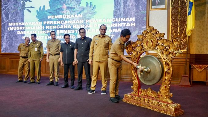 Foto/Ist Bupati Wayan Adi Arnawa didampingi Wabup Bagus Alit Sucipta saat membuka Musrenbang RKPD Semesta Berencana Kabupaten Badung Tahun 2027 di Ruang Pertemuan Kertha Gosana, Puspem Badung, Senin (30/3).  