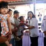 Foto Istimewa Ketua K3S Badung, Nyonya Rasniathi Adi Arnawa hadiri Kegiatan pemberian paket olahan ikan di Wantilan Pura Dalem Desa Mengwi, Rabu (11/3).