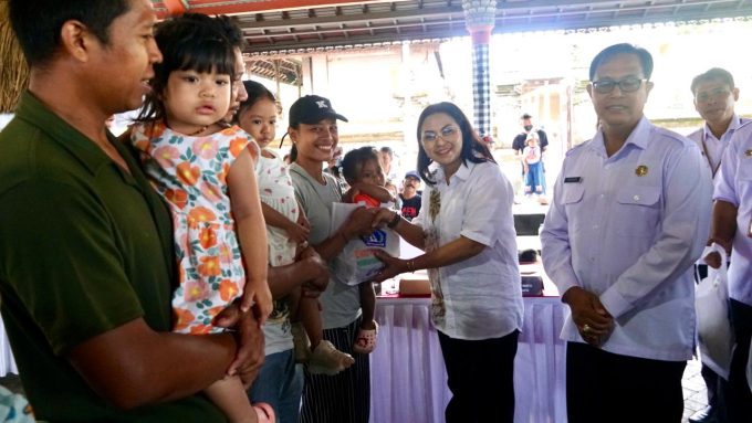 Foto Istimewa Ketua K3S Badung, Nyonya Rasniathi Adi Arnawa hadiri Kegiatan pemberian paket olahan ikan di Wantilan Pura Dalem Desa Mengwi, Rabu (11/3).