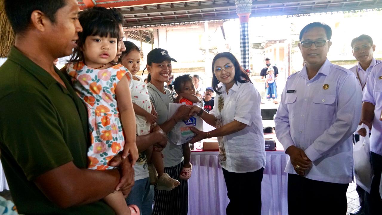 Foto Istimewa Ketua K3S Badung, Nyonya Rasniathi Adi Arnawa hadiri Kegiatan pemberian paket olahan ikan di Wantilan Pura Dalem Desa Mengwi, Rabu (11/3).
