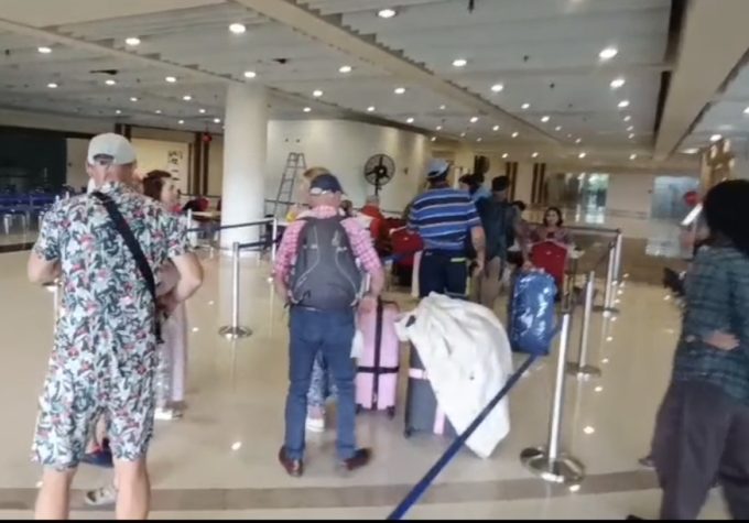 Foto Istimewa Normal: Suasana di Bandara Ngurah Rai tetap normal meski sejumlah penerbangan rute Timur Tengah terdampak penyesuaian jadwal.