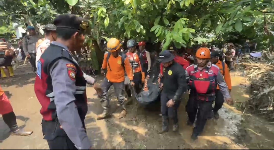 Foto Istimewa Evakuasi: Evakuasi Korban banjir bandang Kedua oleh Tim SAR Gabungan.