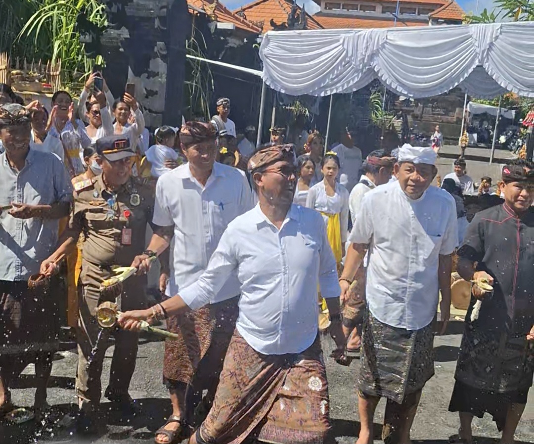 Foto2 Istimewa Antusias: Warga Banjar Teba Jimbaran sangat antusias mengikuti prosesi Siat Yeh yang digekar saat Ngembak Geni Nyepi.