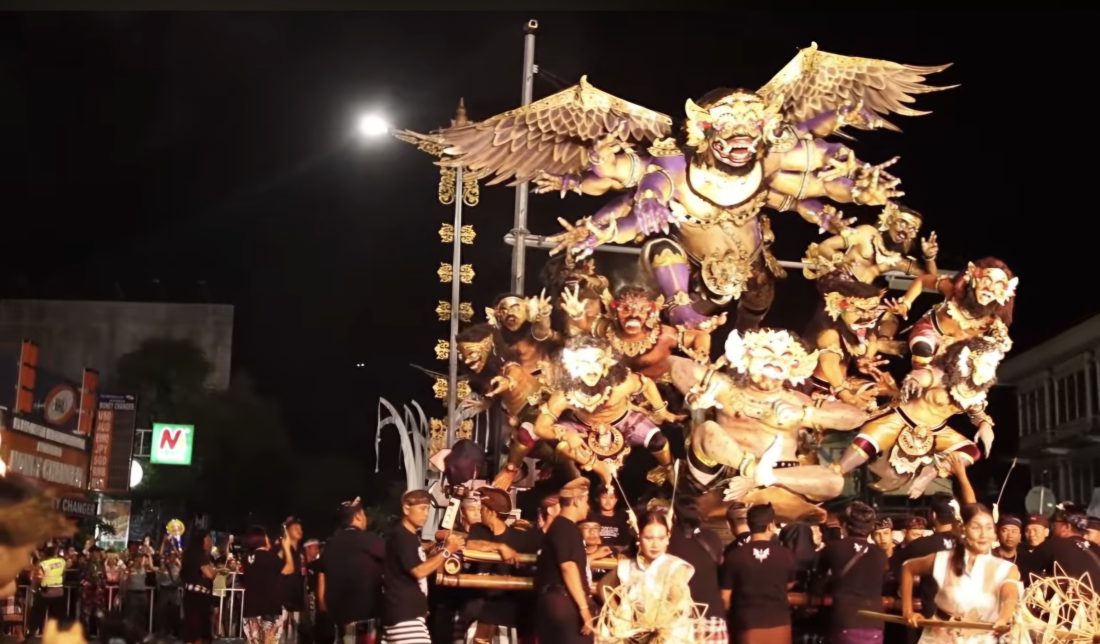 Foto Istimewa Catus Pata: Prosesi Parade Ogoh-Ogoh Se-Desa Adat Bualu yang memukau wisatawan dan masyarakat lokal.