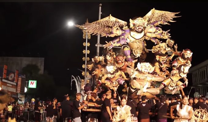 Foto Istimewa Catus Pata: Prosesi Parade Ogoh-Ogoh Se-Desa Adat Bualu yang memukau wisatawan dan masyarakat lokal.