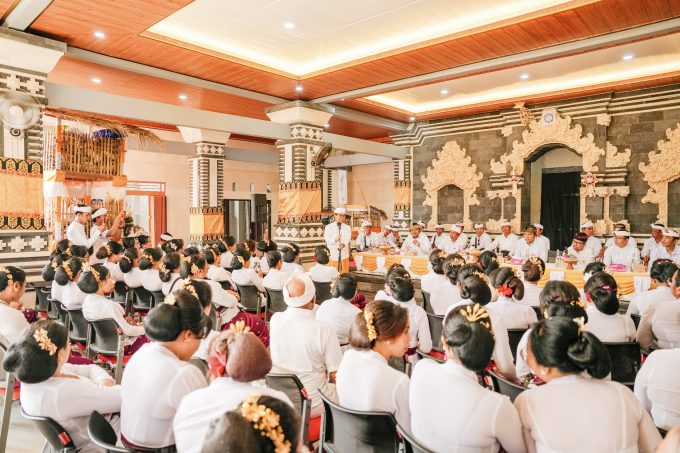 Foto/Ist Bupati Wayan Adi Arnawa saat hadiri Karya Ngenteg Linggih Wraspati Kalpa, Tawur Madya dan Padudusan Alit di Banjar Adat Uma Kapal, Kelurahan Kapal, Mengwi.