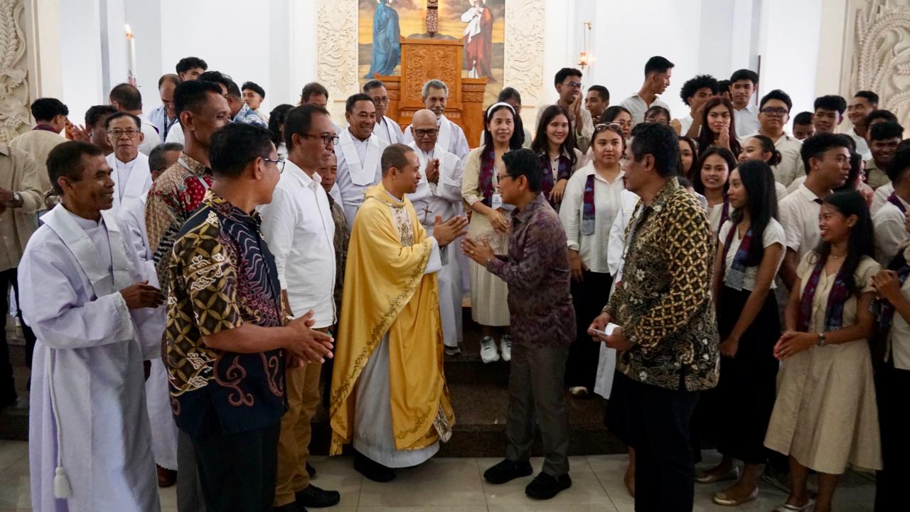 Foto Istimewa Bupati Badung I Wayan Adi Arnawa saat menghadiri perayaan Hari Paskah di Gereja Katolik Maria Bunda Segala Bangsa, di lingkungan Pusat Peribadatan Puja Mandala, Kuta Selatan.