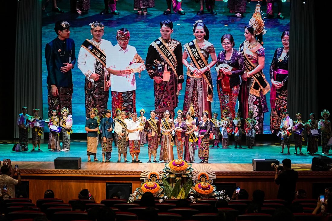 Foto Istimewa Duta Pariwisata: Bupati Wayan Adi Arnawa bersama Nyonya Rasniathi Adi Arnawa saat hadir di Malam puncak Grand Final Pemilihan Duta Pariwisata Jegeg Bagus Badung 2026.