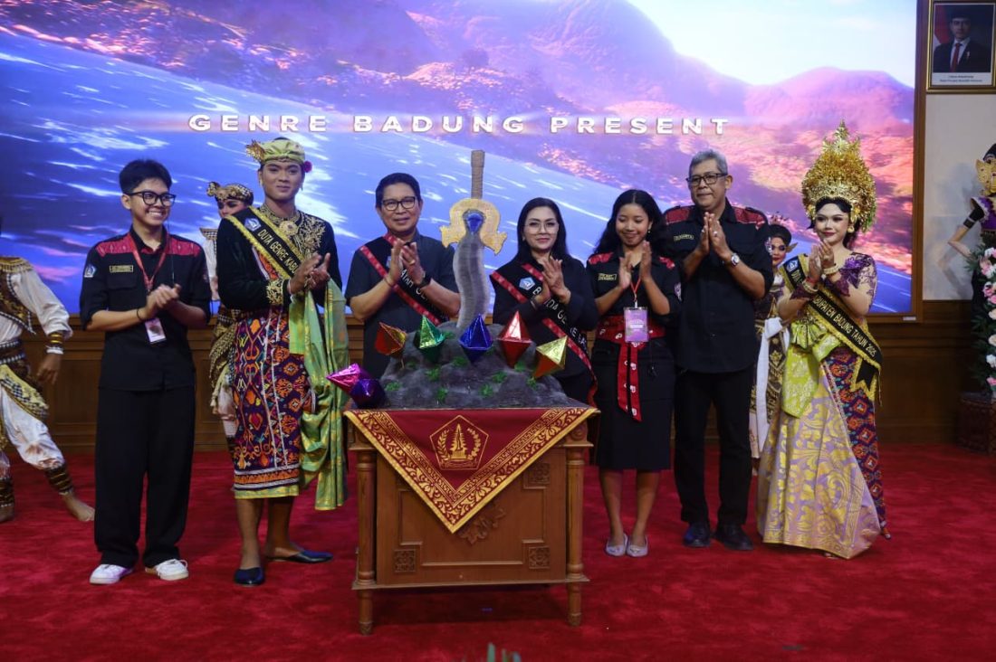 Foto Istimewa Bupati Badung I Wayan Adi Arnawa bersama Ny. Rasniathi Adi Arnawa mengukuhkan Duta Genre Badung 2026 pada puncak GEMARAYA Season 3 di Gedung Kertha Gosana, Puspem Badung.