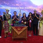 Foto Istimewa Bupati Badung I Wayan Adi Arnawa bersama Ny. Rasniathi Adi Arnawa mengukuhkan Duta Genre Badung 2026 pada puncak GEMARAYA Season 3 di Gedung Kertha Gosana, Puspem Badung.