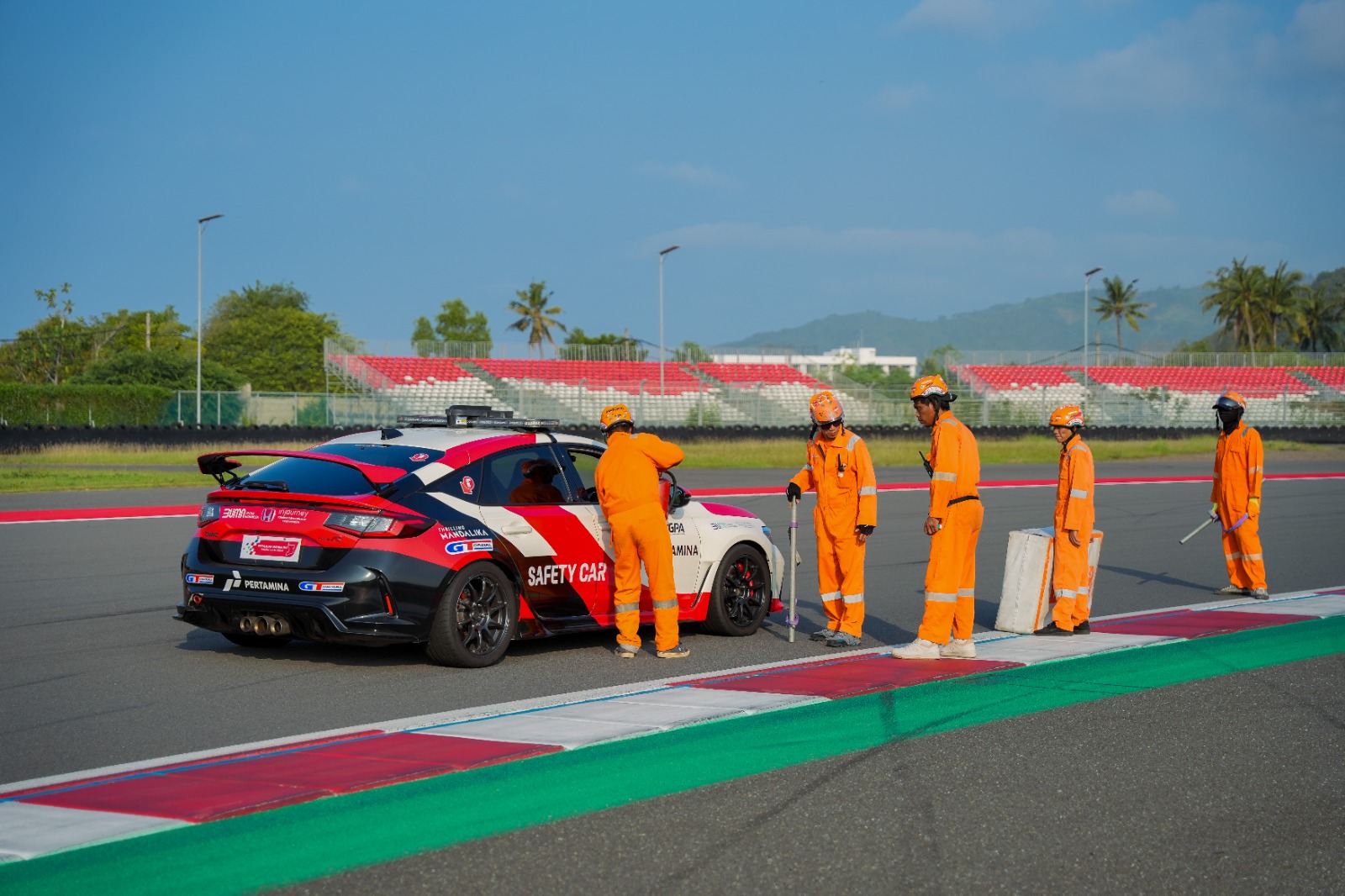 Foto Istimewa Marshal: Para marshal, garda terdepan yang memastikan setiap detik balapan berjalan aman, tertib, dan sesuai standar dunia di The Mandalika.