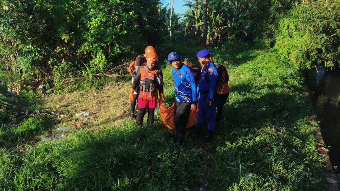 Foto Istimewa Bendungan: Tim SAR saat mengevakusi korban asal Malang yang terjatuh di Bendungan Banjar.