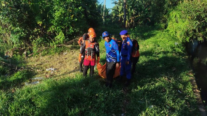 Foto Istimewa Bendungan: Tim SAR saat mengevakusi korban asal Malang yang terjatuh di Bendungan Banjar.