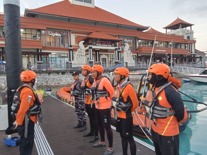 Foto Istimewa Hilang: Pencarian nelayam yang hilang terhempas ombak oleh Tim SAR.