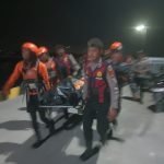 Foto Istimewa Meninggal: Tim.SAR saat mengevakuasi Korban terhempas ombak di Pantai Kelingking.