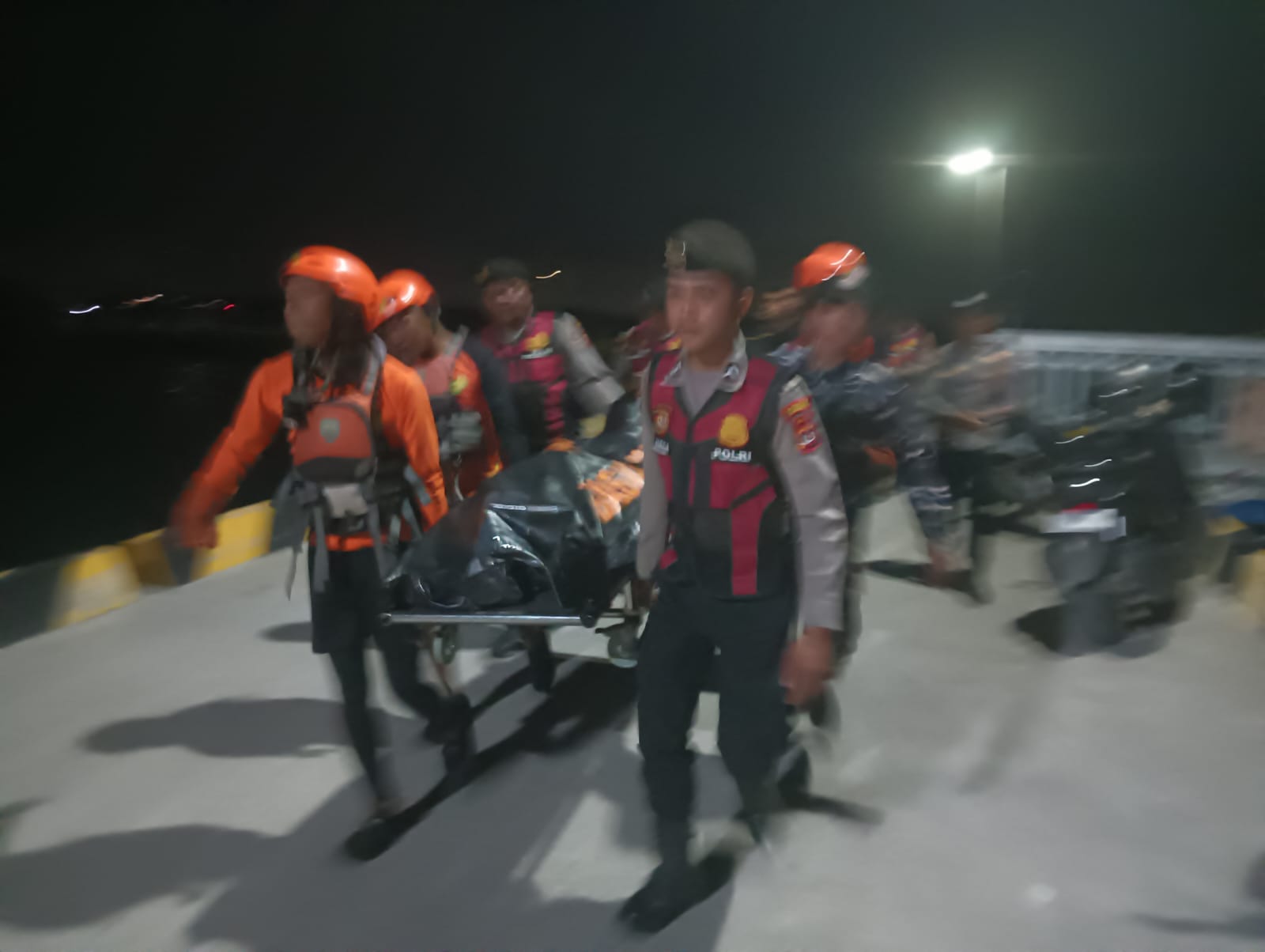 Foto Istimewa Meninggal: Tim.SAR saat mengevakuasi Korban terhempas ombak di Pantai Kelingking.