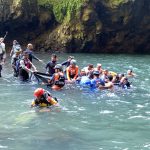 Foto Istimewa Meninggal: Tim SAR Gabungan saat mengevakuasi korban dari dalam Air Terjun Tembok Buleleng dalam keadaan meninggal dunia.