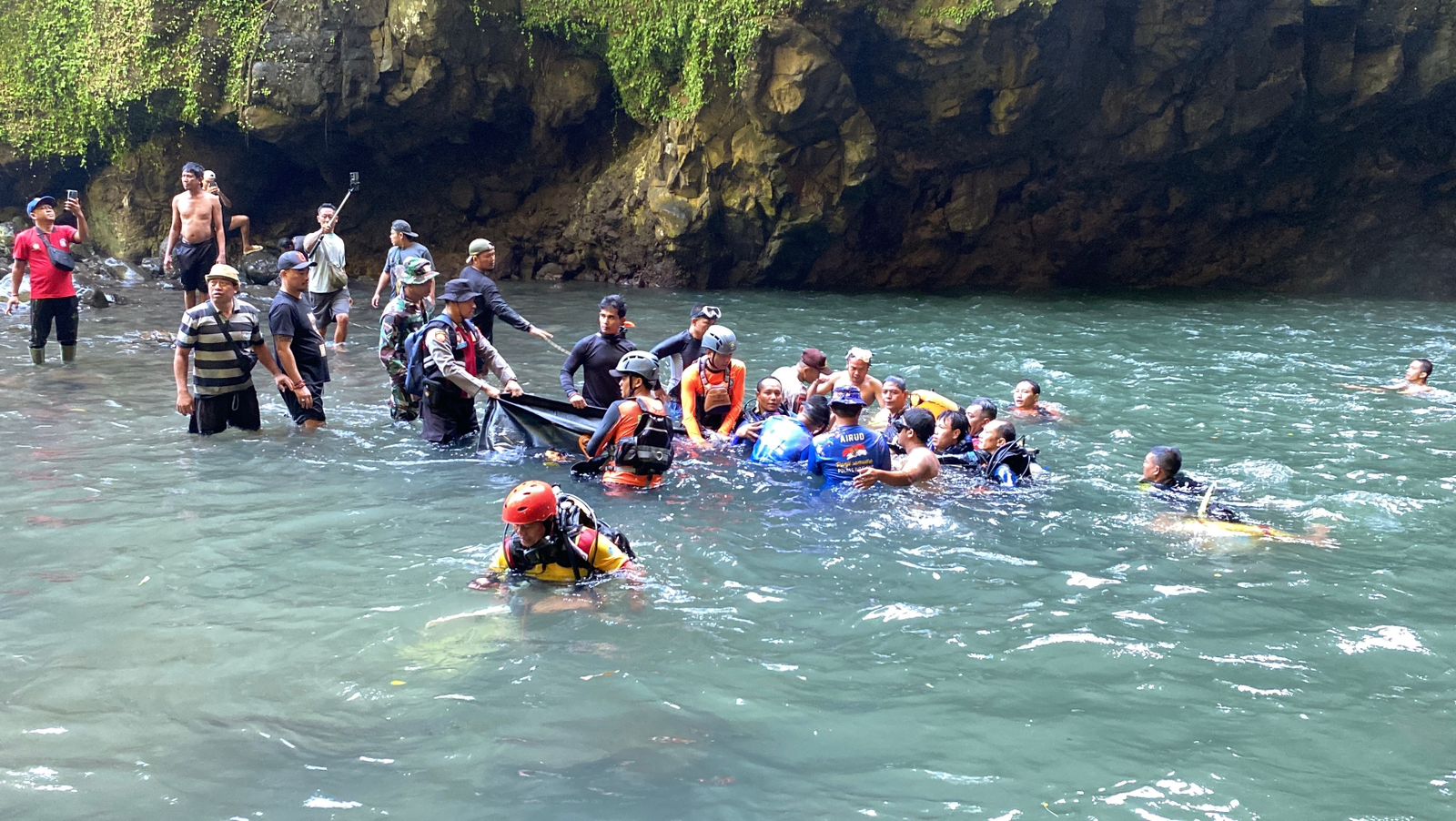 Foto Istimewa Meninggal: Tim SAR Gabungan saat mengevakuasi korban dari dalam Air Terjun Tembok Buleleng dalam keadaan meninggal dunia.