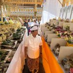 Foto Istimewa Bupati Wayan Adi Arnawa saat hadiri Karya Maligia Punggel yang dirangkaikan dengan nyekah massal di Griya Agung Banjar Aseman, Desa Abiansemal.