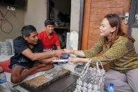 Foto Istimewa Disabilitas: Ketua GOW Badung, Nyonya Yunita Alit Sucipta, mengunjungi perajin disabilitas I Ketut Tirtayasa dalam kegiatan home visit di Banjar Beng, Desa Carangsari, Kecamatan Petang.