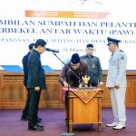 Foto Istimewa Bupati Wayan Adi Arnawa saat melantik Perbekel Antar Waktu di Ruang Kertha Gosana Puspem Badung.