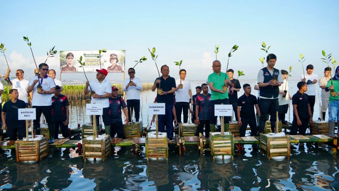 Foto Istimewa Penanaman mangrove dan pelepasliaran burung yang digelar Kejaksaan Tinggi Bali di Kawasan Hutan Tahura Ngurah Rai.