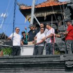 Foto Istimewa Semrawut: Penertiban kabel semrawut di Seminyak oleh Dinas terkait Pemkab Badung.