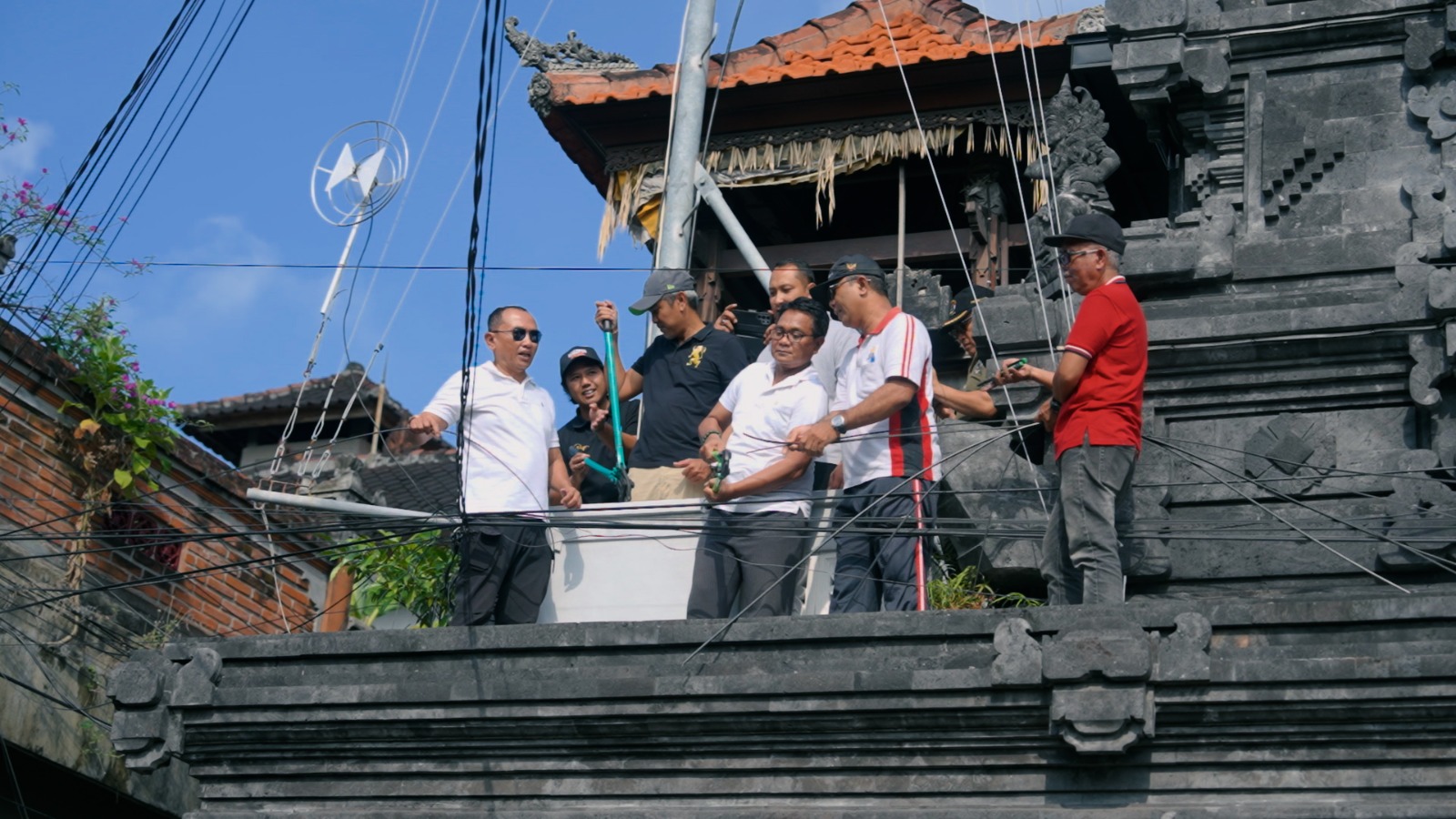 Foto Istimewa Semrawut: Penertiban kabel semrawut di Seminyak oleh Dinas terkait Pemkab Badung.