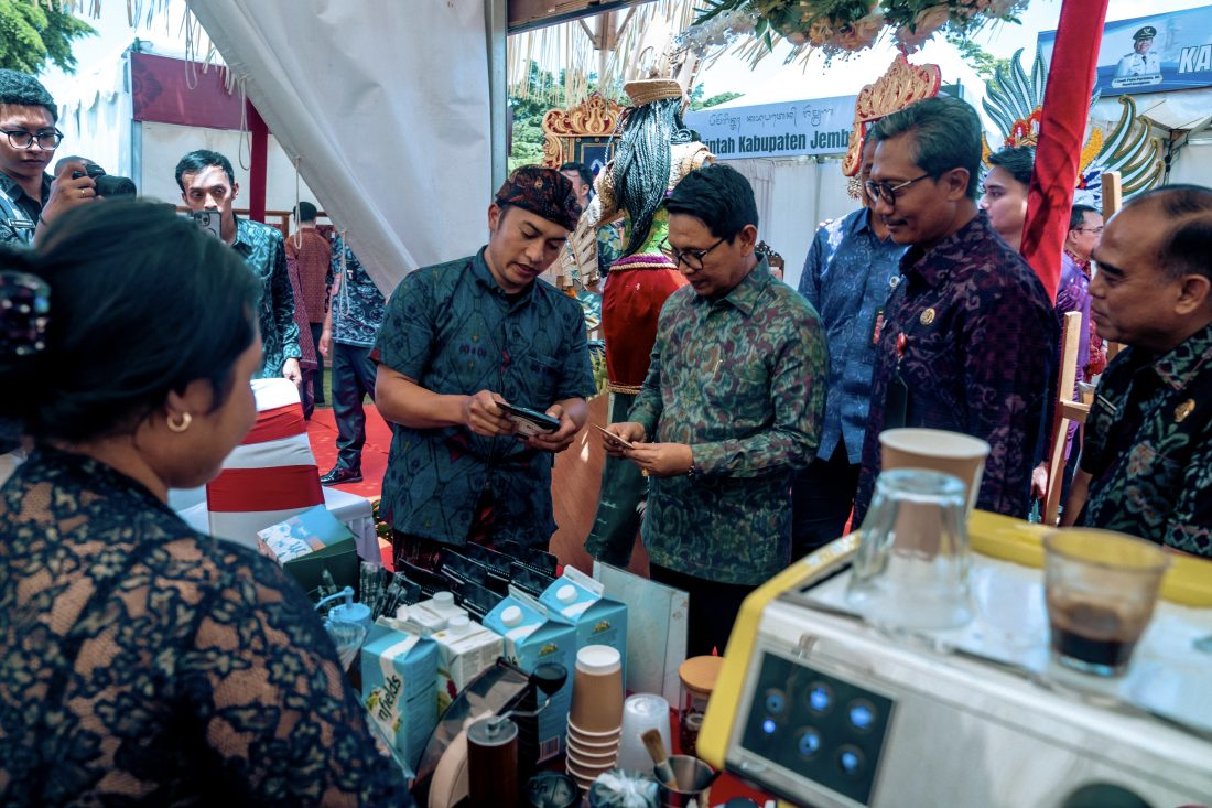 Foto Istimewa Bupati Wayan Adi Arnawa saat menghadiri dan menerima Sertifikat HKI di Kabupaten Klungkung, Rabu (1/4/).  