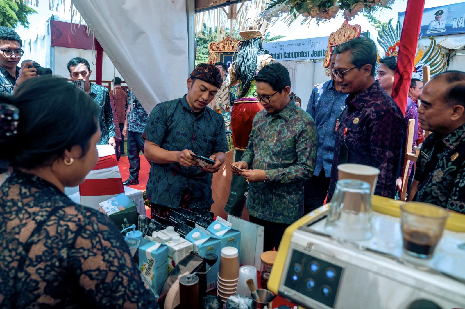 Foto Istimewa Bupati Wayan Adi Arnawa saat menghadiri dan menerima Sertifikat HKI di Kabupaten Klungkung, Rabu (1/4/).  