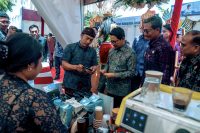 Foto Istimewa Bupati Wayan Adi Arnawa saat menghadiri dan menerima Sertifikat HKI di Kabupaten Klungkung, Rabu (1/4/).  