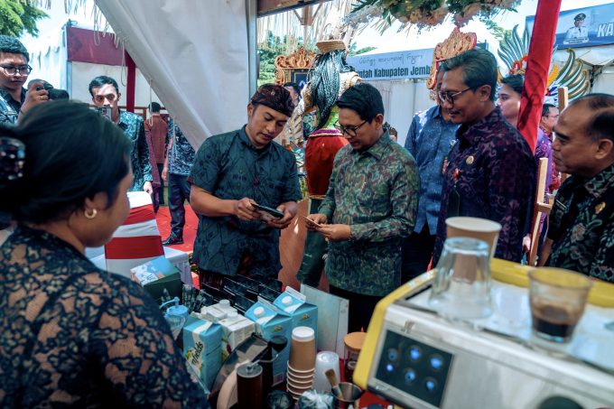 Foto Istimewa Bupati Wayan Adi Arnawa saat menghadiri dan menerima Sertifikat HKI di Kabupaten Klungkung, Rabu (1/4/).  