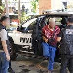 Foto Istimewa Deportasi: Petugas Imigrasi Ngurah Rai saar mendeportadu WNA Asal Bulgaria yang Viral lompat tebing pakai motor.