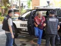 Foto Istimewa Deportasi: Petugas Imigrasi Ngurah Rai saar mendeportadu WNA Asal Bulgaria yang Viral lompat tebing pakai motor.