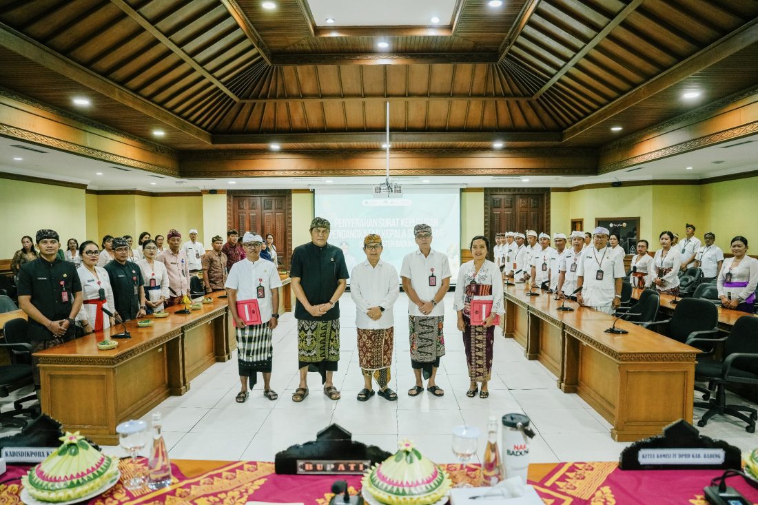 Foto Istimewa Bupati Wayan Adi Arnawa, menyerahkan SK. Pengangkatan Kepala Sekolah di Ruang Kriya Gosana, Puspem Badung.