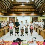 Foto Istimewa Bupati Wayan Adi Arnawa, menyerahkan SK. Pengangkatan Kepala Sekolah di Ruang Kriya Gosana, Puspem Badung.