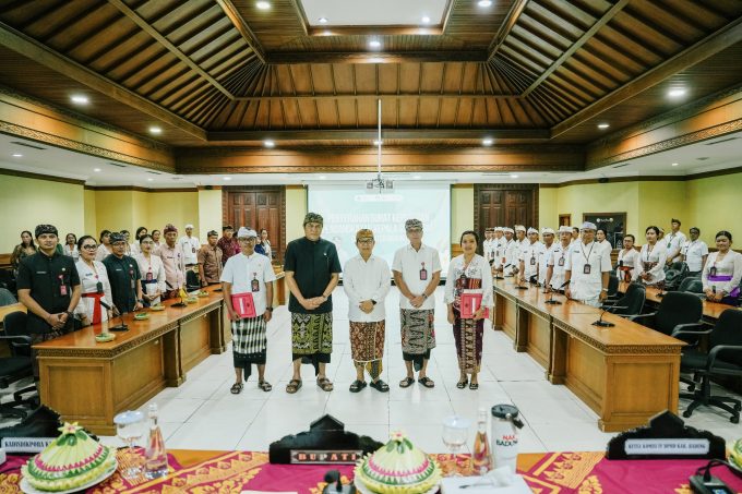 Foto Istimewa Bupati Wayan Adi Arnawa, menyerahkan SK. Pengangkatan Kepala Sekolah di Ruang Kriya Gosana, Puspem Badung.